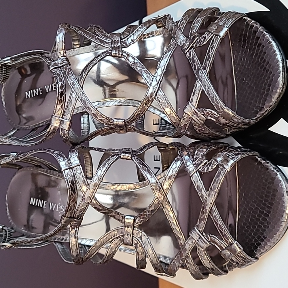 Nine West dark silver strappy sandal. Size 7.5M